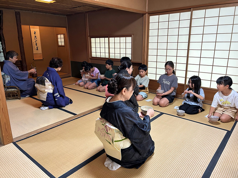 蝉時雨（せみしぐれ）に包まれて―子どもたちのお点前体験
