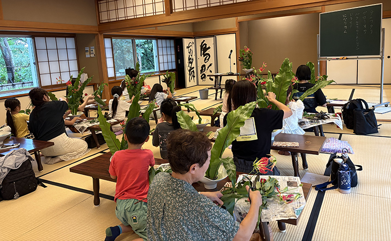 花と向き合うひととき～親子で楽しむ、はじめてのいけばな体験～